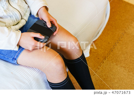 [日本] ゲームコントローラを持つ女の子 47071673