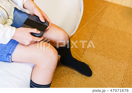 [日本] ゲームコントローラを持つ女の子 47071676