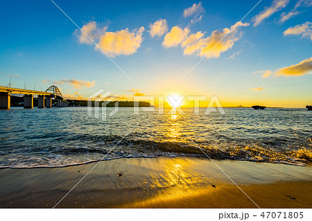 【沖縄県】夕暮れの瀬底島 【沖縄県】夕暮れの瀬底島 47071805