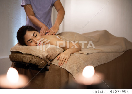 Masseuse doing massage Masseuse doing massage 47072998