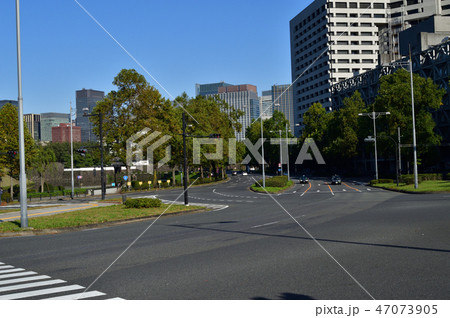 東京都千代田区の、六本木通りの起点となる「国会前」の交差点（内堀通りとの交差点）を撮影した写真 47073905