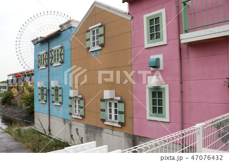 コスモワールドのパステルカラーの建物 47076432