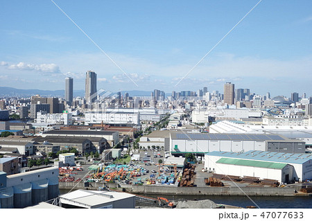 橋の上からみる海辺の街の写真素材