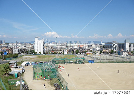 橋の上からみる海辺の街の写真素材