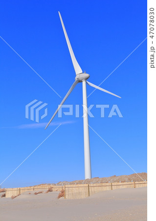 【静岡県】菊川河口の大砂丘と風力発電所 47078030