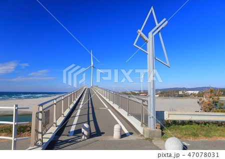 【静岡県】潮騒橋と風力発電所 47078031