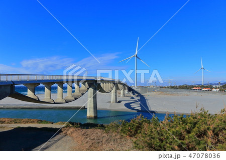 【静岡県】潮騒橋と風力発電所 47078036