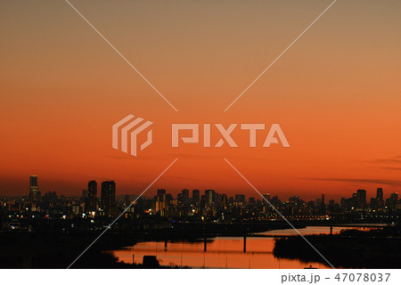 都会の夕暮れ 47078037