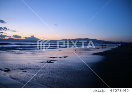 鵠沼海岸から眺める富士山・夕景　日本 47078440