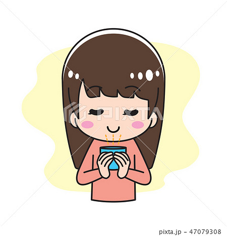温かい飲み物を飲む女性　カップ 47079308