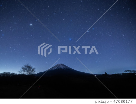 《しぶんぎ座流星群》からす座に流れるしぶんぎ座流星群 《しぶんぎ座流星群》からす座に流れるしぶんぎ座流星群 47080177