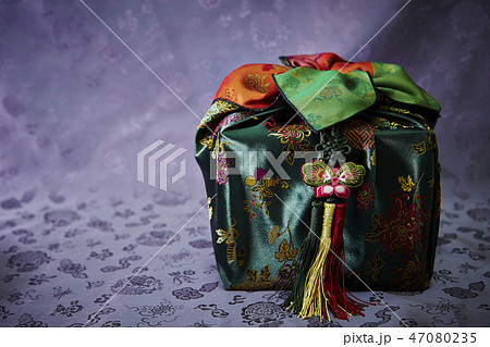 韓国の伝統的な風呂敷包み　ポジャギ　正月イメージ 47080235