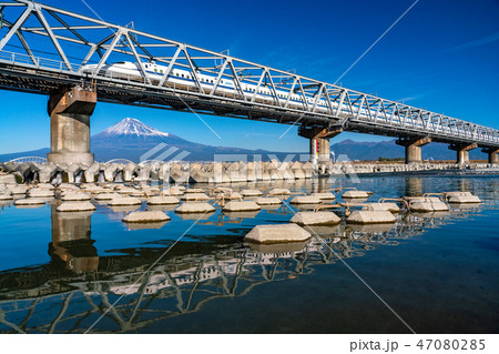 《静岡県》新幹線と富士山 47080285