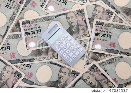 一万円札と電卓 一万円札と電卓 47082557