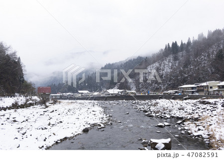 岐阜県郡上市、北濃駅周辺の長良川の雪景色 47082591
