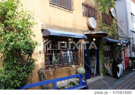 横浜港裏通りのアンテークショップ 47082880