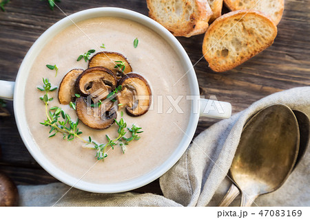 Creamy mushroom soup with champignons Creamy mushroom soup with champignons 47083169
