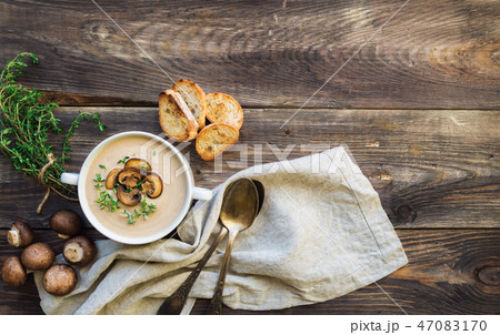 Creamy mushroom soup with champignons Creamy mushroom soup with champignons 47083170