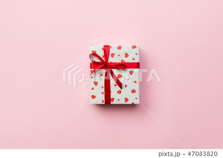 Background with gift box and hearts Background with gift box and hearts 47083820