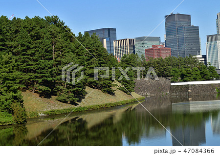 東京都千代田区の皇居（江戸城）の桜田濠を、桜田門方面に向かって撮影した写真 47084366