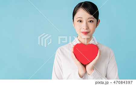 ハートを持つ女性 47084397