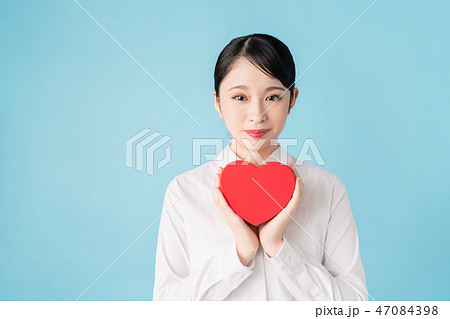ハートを持つ女性 ハートを持つ女性 47084398