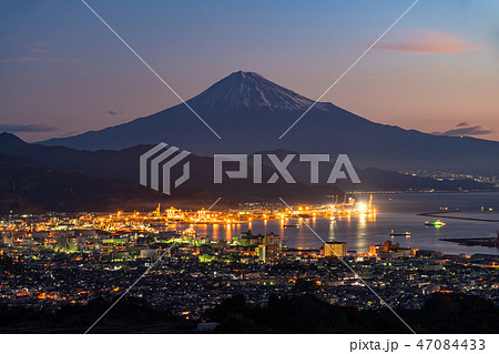 《静岡県》富士山と清水港の夜明け《日本平より》 47084433