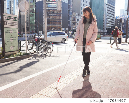 点字ブロックを歩く視覚障害者の女性 47084497