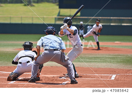 高校野球の試合バッターに投げる投手の写真素材