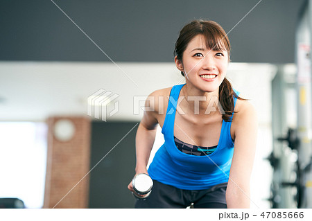 腕を鍛える女性の写真素材