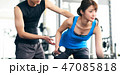 トレーナーと腕を鍛える女性 47085818