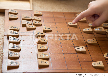 将棋をする子供の手 47085865
