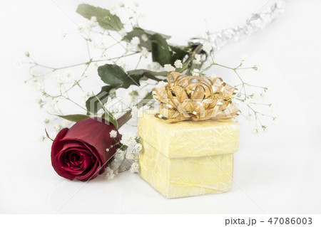 Red rose and yellow gift box on white Red rose and yellow gift box on white 47086003