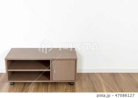 新築住宅の部屋とテレビ台 47086127