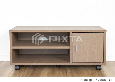 新築住宅の部屋とテレビ台 47086131