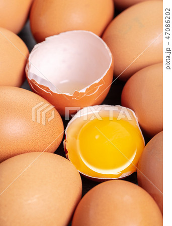 broken and whole chicken eggs 47086202