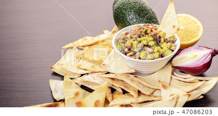 guacamole with corn chips closeup guacamole with corn chips closeup 47086203