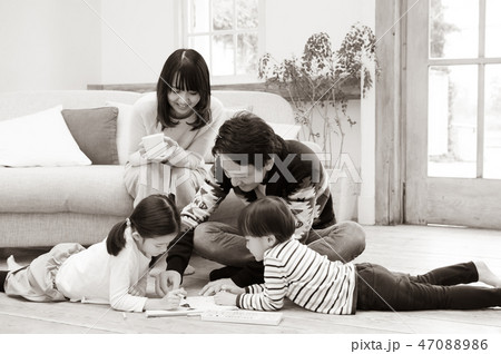 家族 団欒 家族 団欒 47088986
