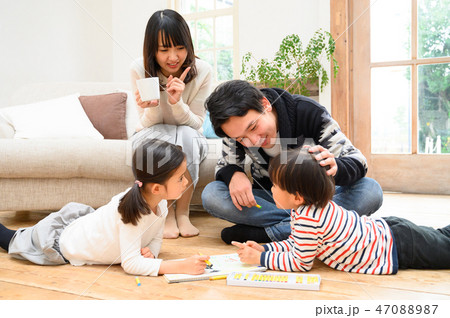 家族　団欒 47088987