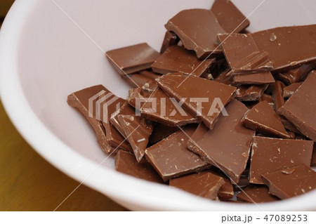 チョコレートケーキ作り（板チョコを細かく割ったシーン） 47089253