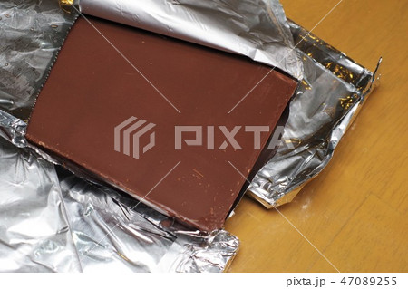 チョコレートケーキ作り（板チョコを準備） 47089255