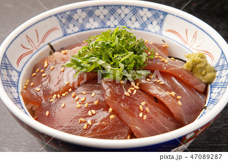 マグロの漬け丼 47089287
