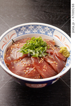 マグロの漬け丼 47089288