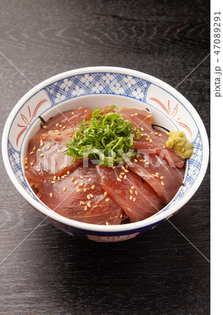マグロの漬け丼 47089291