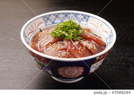 マグロの漬け丼 47089294