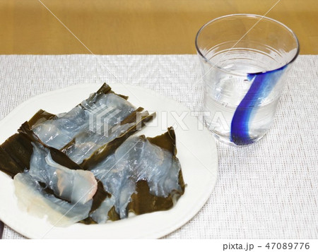ヒラメの昆布締めで晩酌 47089776