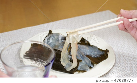 ヒラメの昆布締めで晩酌 47089777