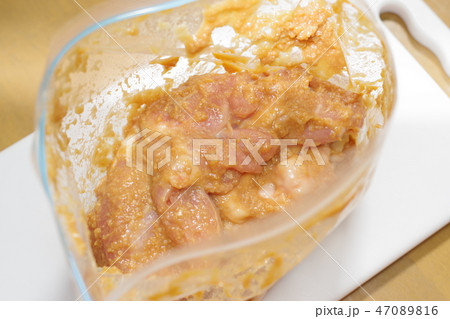 鶏モモ肉の味噌漬けを作っているシーン 47089816
