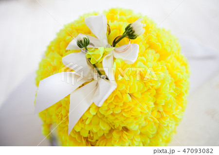 Wedding rings on a bouquet of flowers Wedding rings on a bouquet of flowers 47093082