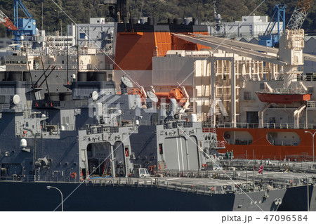 護衛艦のヘリ格納庫 47096584